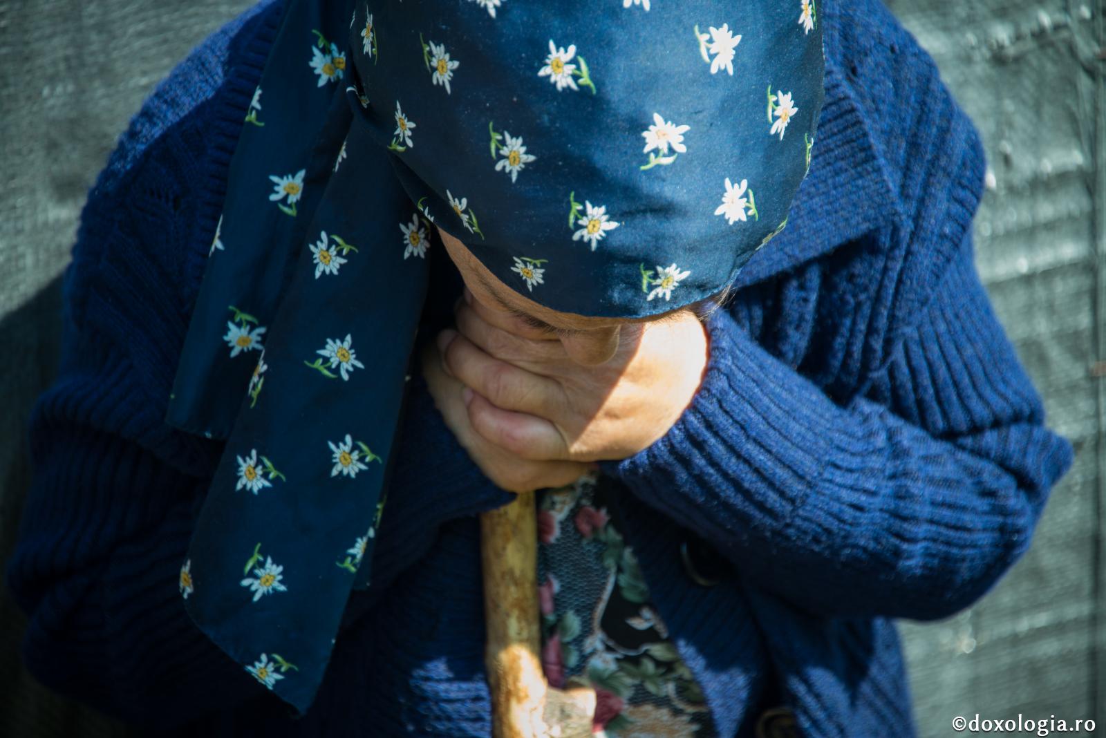 Piedici în calea dobândirii smereniei / Foto: Oana Nechifor femeie bătrână stând cu capul plecat