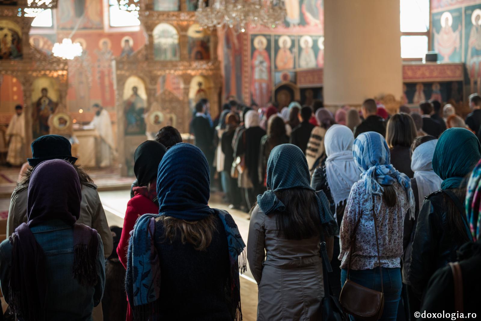 Protosinghelul Ioil Gheorghiu – sfaturi pentru mântuire / Foto: Oana Nechifor credincioși participând la Sfânta Liturghie