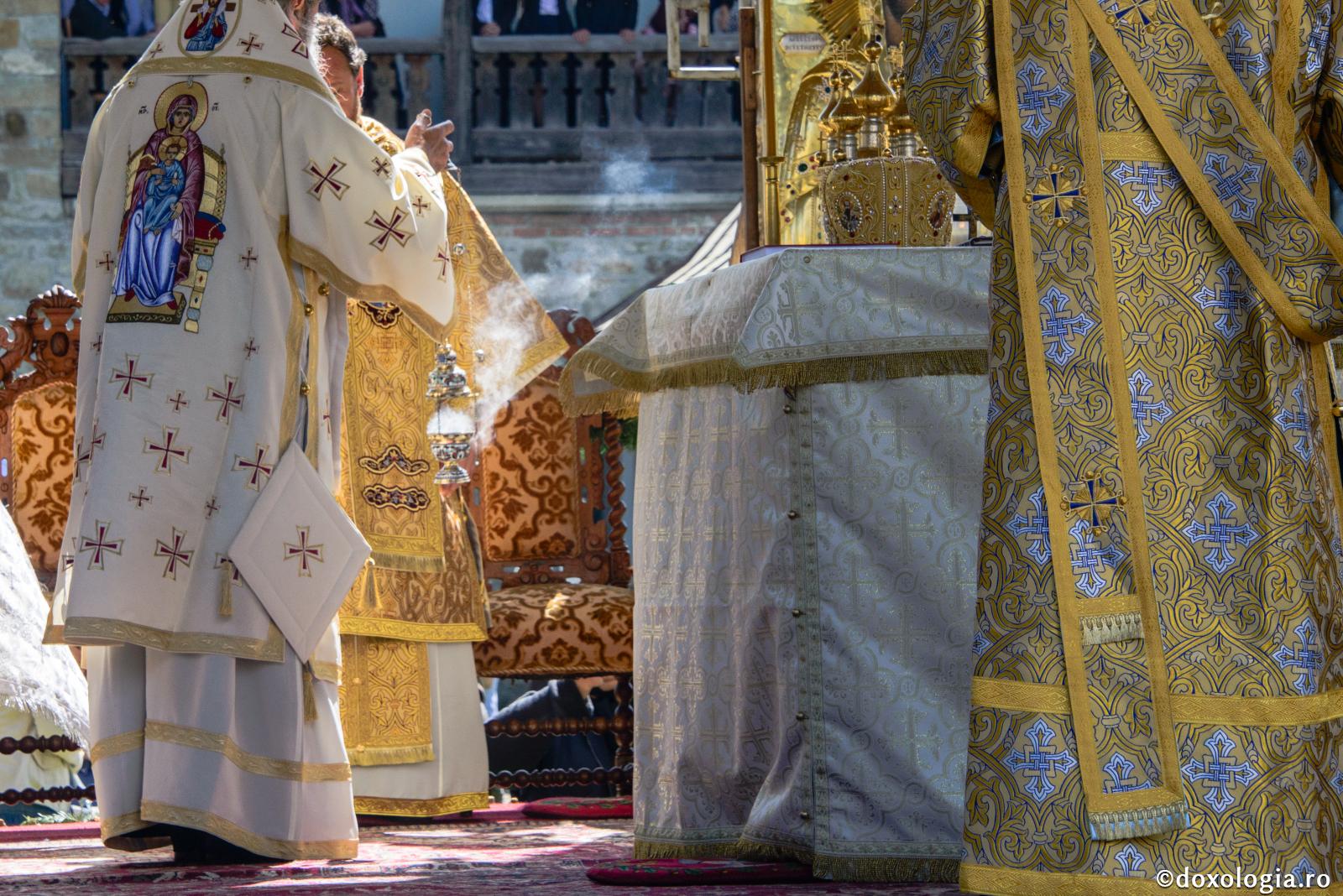 Se cădeşte cu tămâie înaintea icoanelor şi a oamenilor, ca semn al harului Duhului Sfânt