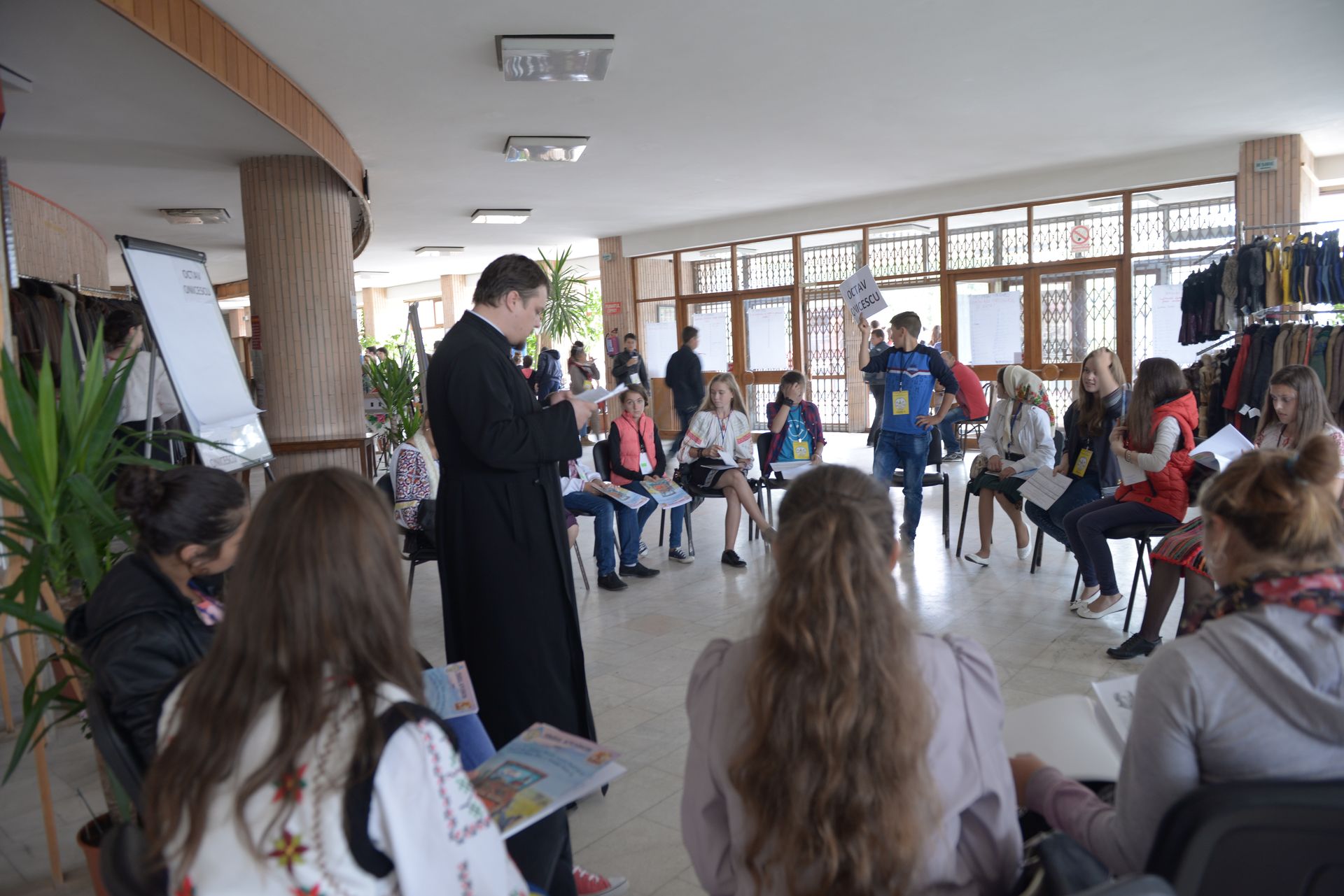 „Să vă apropiați de chipurile părinților Paisie Olaru şi Cleopa Ilie, căci au multe a vă grăi” „Să vă apropiați de chipurile părinților Paisie Olaru şi Cleopa Ilie, căci au multe a vă grăi”