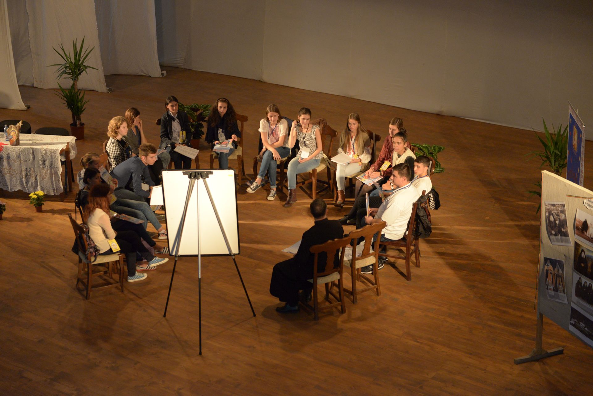 „Să vă apropiați de chipurile părinților Paisie Olaru şi Cleopa Ilie, căci au multe a vă grăi” „Să vă apropiați de chipurile părinților Paisie Olaru şi Cleopa Ilie, căci au multe a vă grăi”