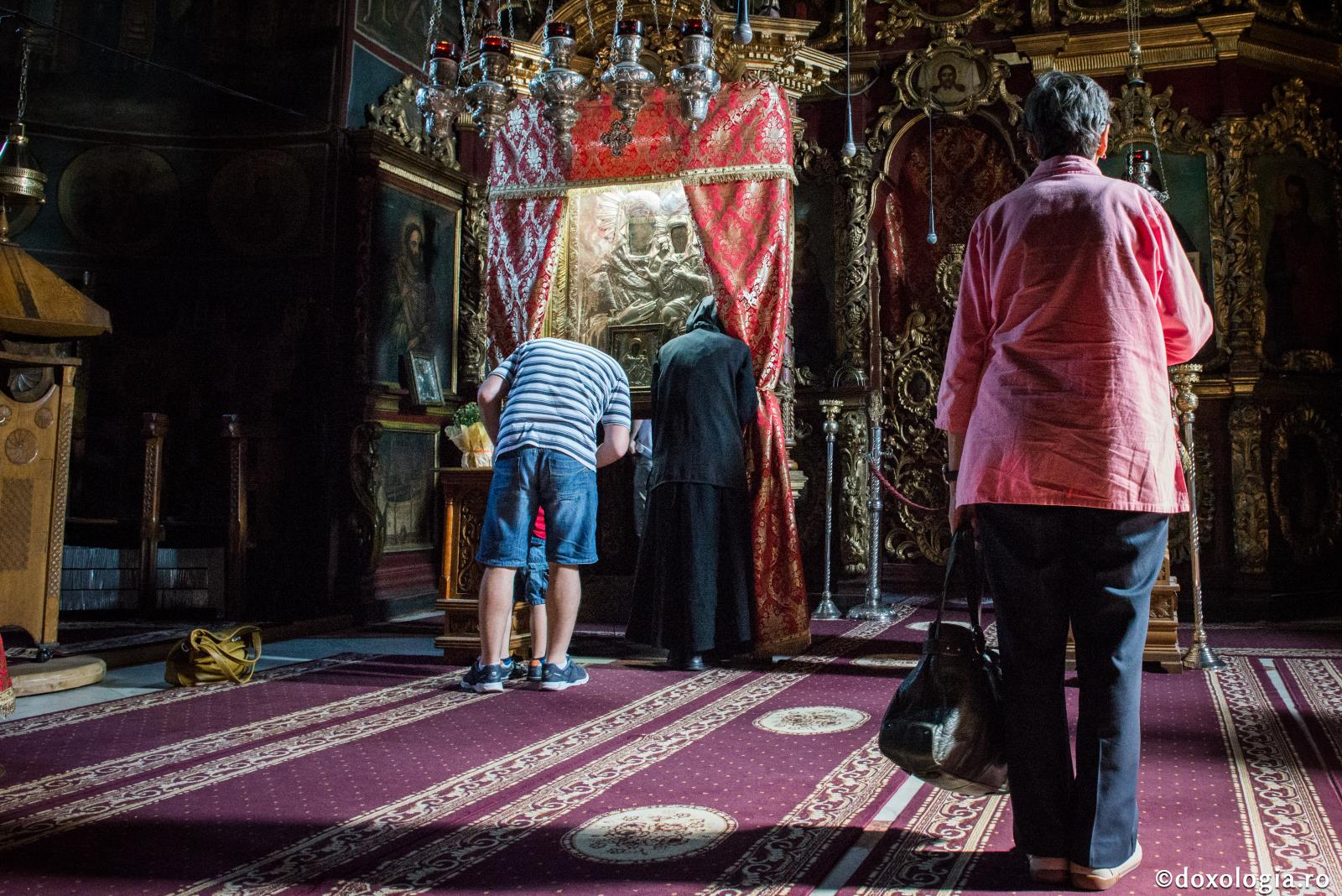 Privitor la cugetele păcătoase din biserică și de acasă, la rugăciune, nu trebuie să te tulburi