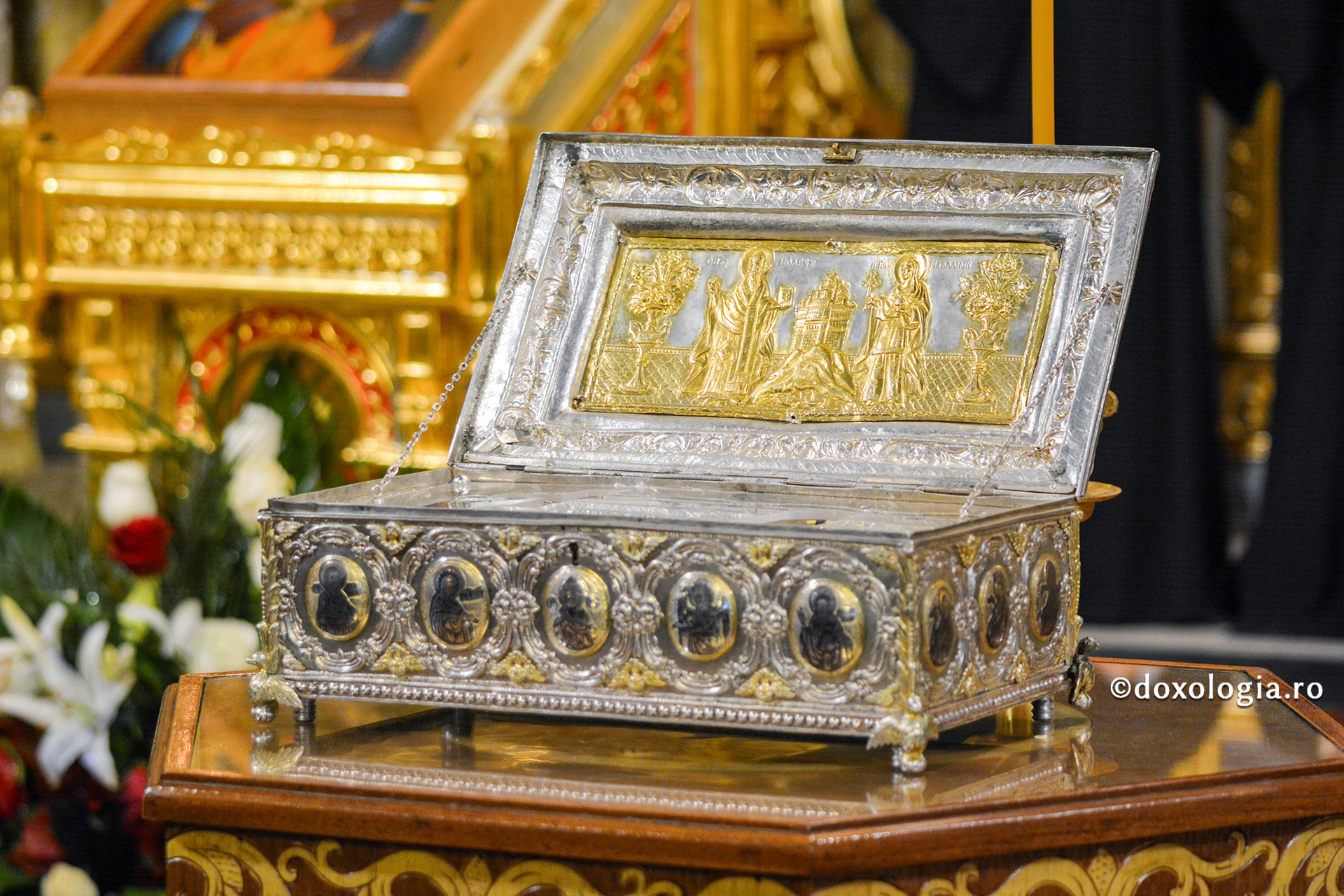 Să luăm putere de la închinarea la sfintele moaște ale Sfintei Maria Magdalena! / Foto: Bogdan Zamfirescu racla cu moaștele Sfintei Maria Magdalena în Catedrala Mitropolitană din Iași
