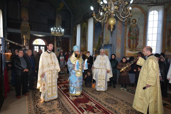 Liturghie arhierească la Parohia Câmpul Părului Liturghie arhierească la Parohia Câmpul Părului