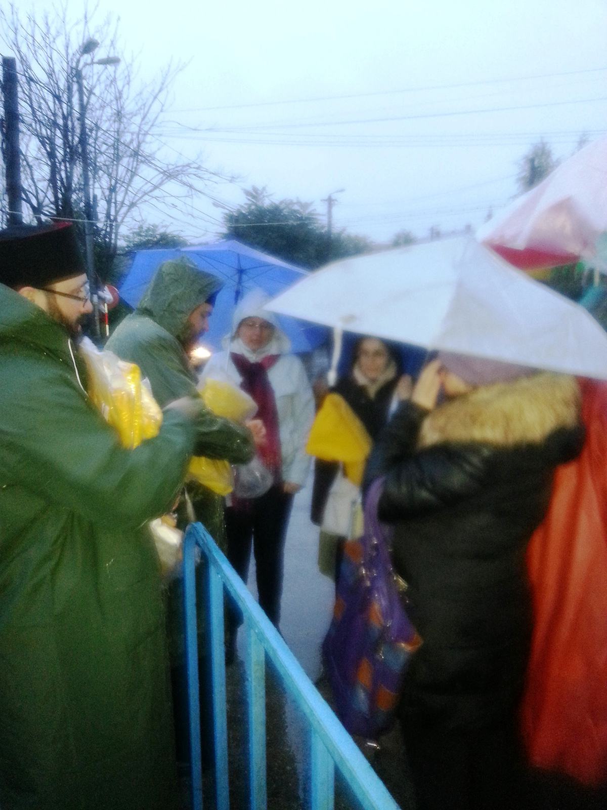 Pelerine de ploaie pentru credincioșii care stau la rând la Sfânta Parascheva