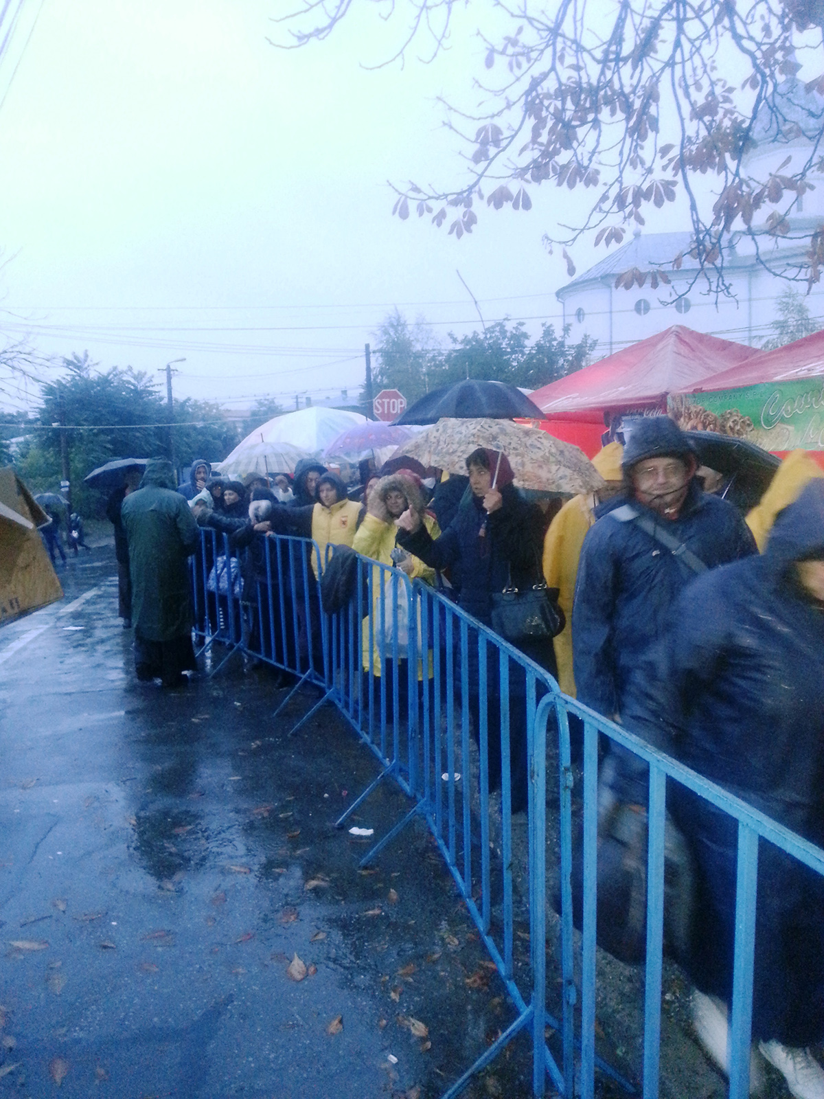 Pelerine de ploaie pentru credincioșii care stau la rând la Sfânta Parascheva