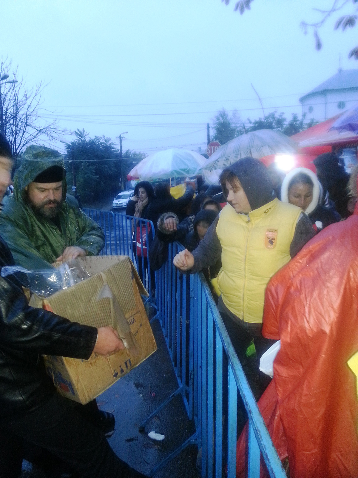 Pelerine de ploaie pentru credincioșii care stau la rând la Sfânta Parascheva