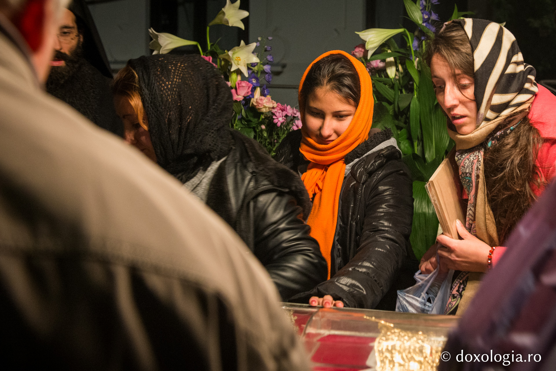 Tineri pelerini la racla Sfintei Parascheva