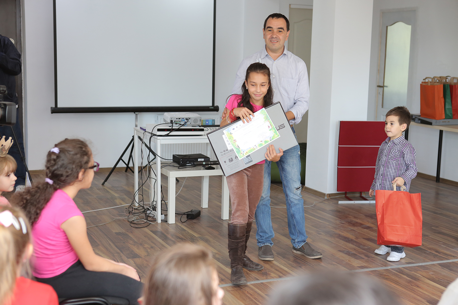 Concurs de creație organizat în scopul ajutorării copiilor la Fundația Solidaritate și Speranță