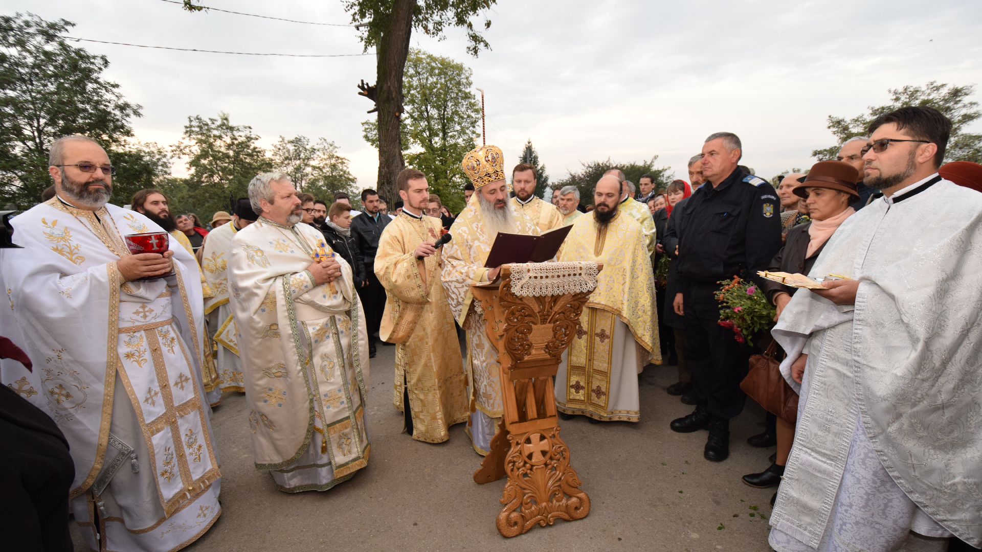 Resfințire la Trestiana: „Destinația omului nu este mormântul” Resfințire la Trestiana: „Destinația omului nu este mormântul”