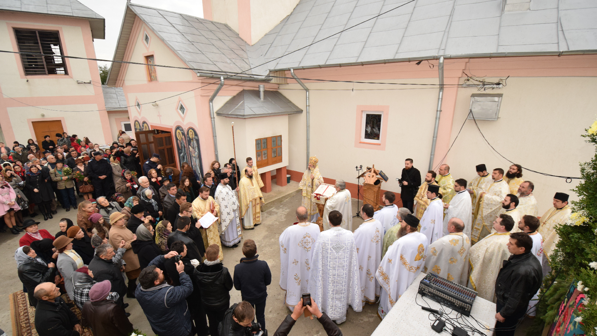 (Foto) Resfințirea Bisericii „Nașterea Maicii Domnului” – Trestiana