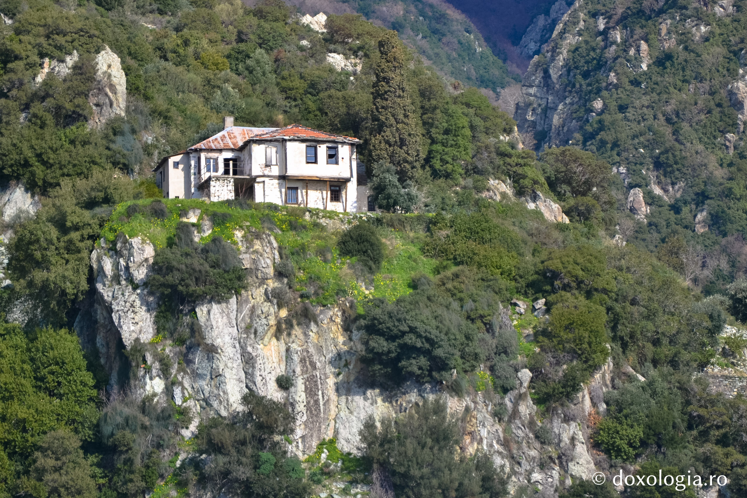 Coliba Sfinţilor Apostoli din aproapierea mănăstiri Dionisiu unde s-a nevoit părintele Teoclit (Foto: Silviu Cluci) Viața părintelui Teoclit Dionisiatul († 20 ianuarie 2006)