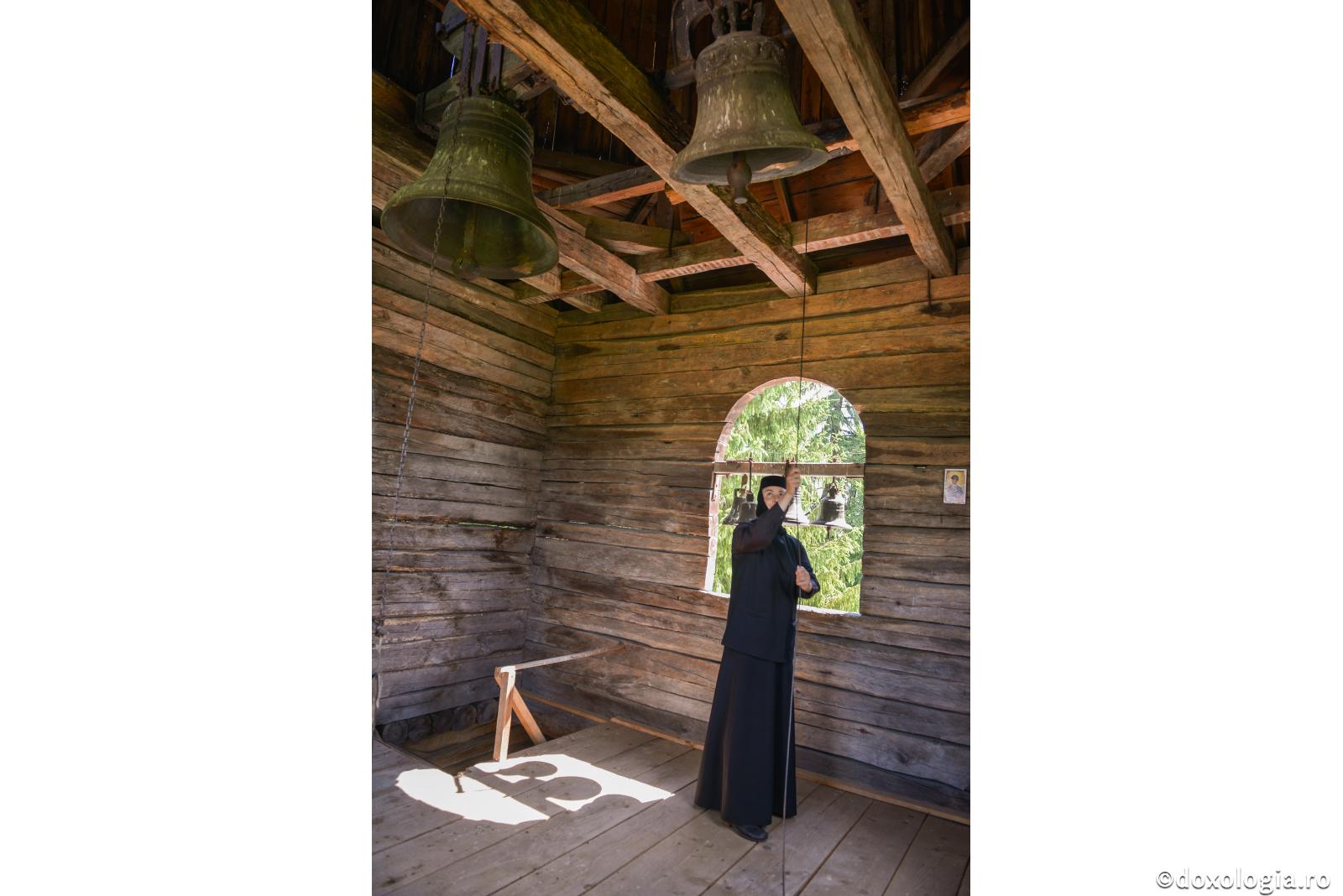 Unde să fim când bat clopotele?