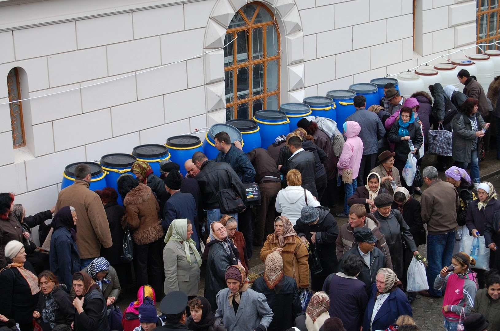 Agheasma mică pentru pelerinii Sfintei Parascheva