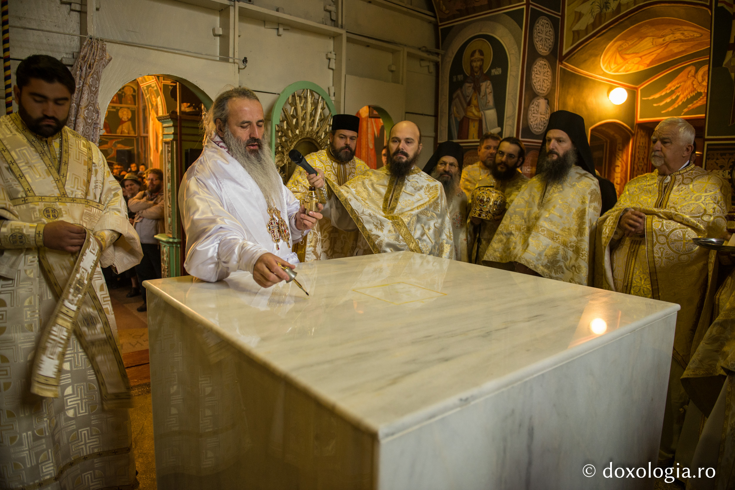 (Foto) Sfinţirea Bisericii „Sfinţii Arhangheli Mihail, Gavriil şi Rafail” Roşca din Iaşi