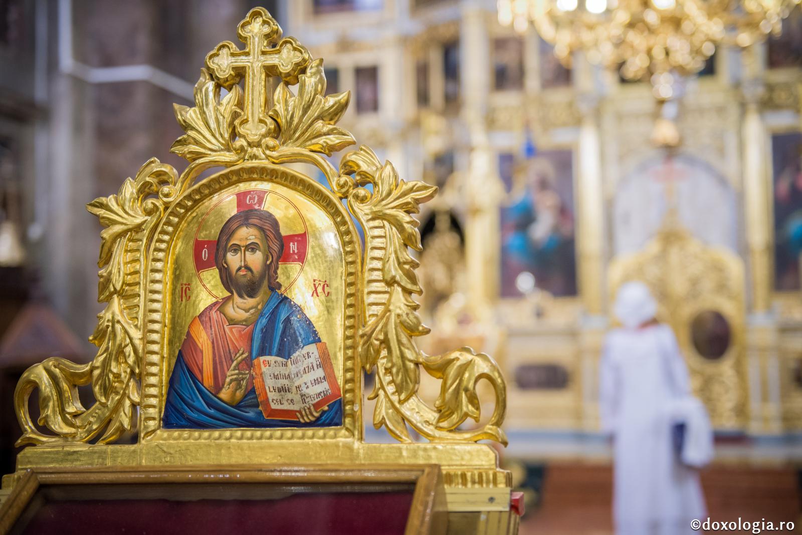 Pe Dumnezeu Îl aflăm în spatele poruncilor Sale