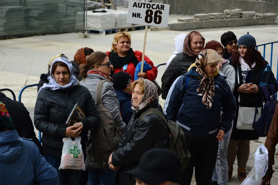 Pelerinii din Voluntari, la racla Sfintei Parascheva