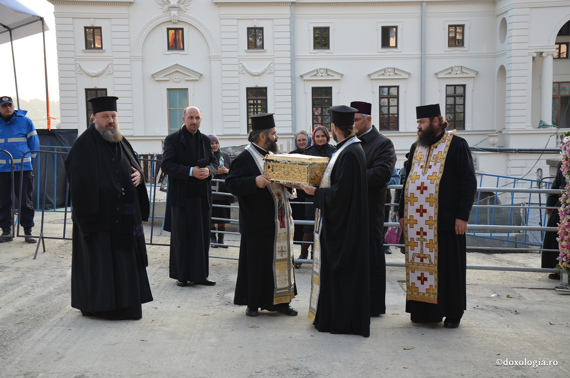 Pelerinii și-au luat rămas bun de la racla cu moaștele Sfântului Ioan Gură de Aur