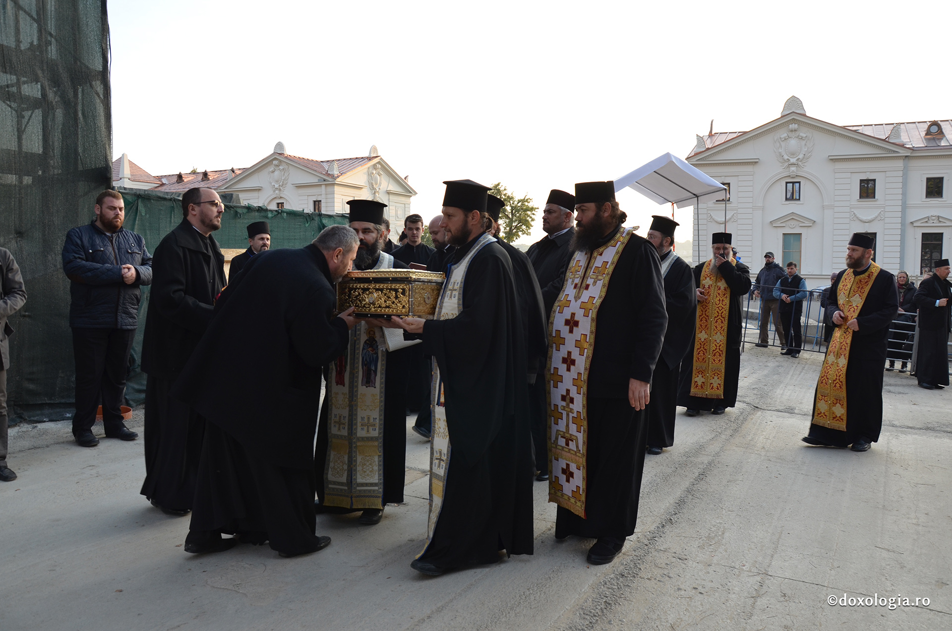 Pelerinii și-au luat rămas bun de la racla cu moaștele Sfântului Ioan Gură de Aur