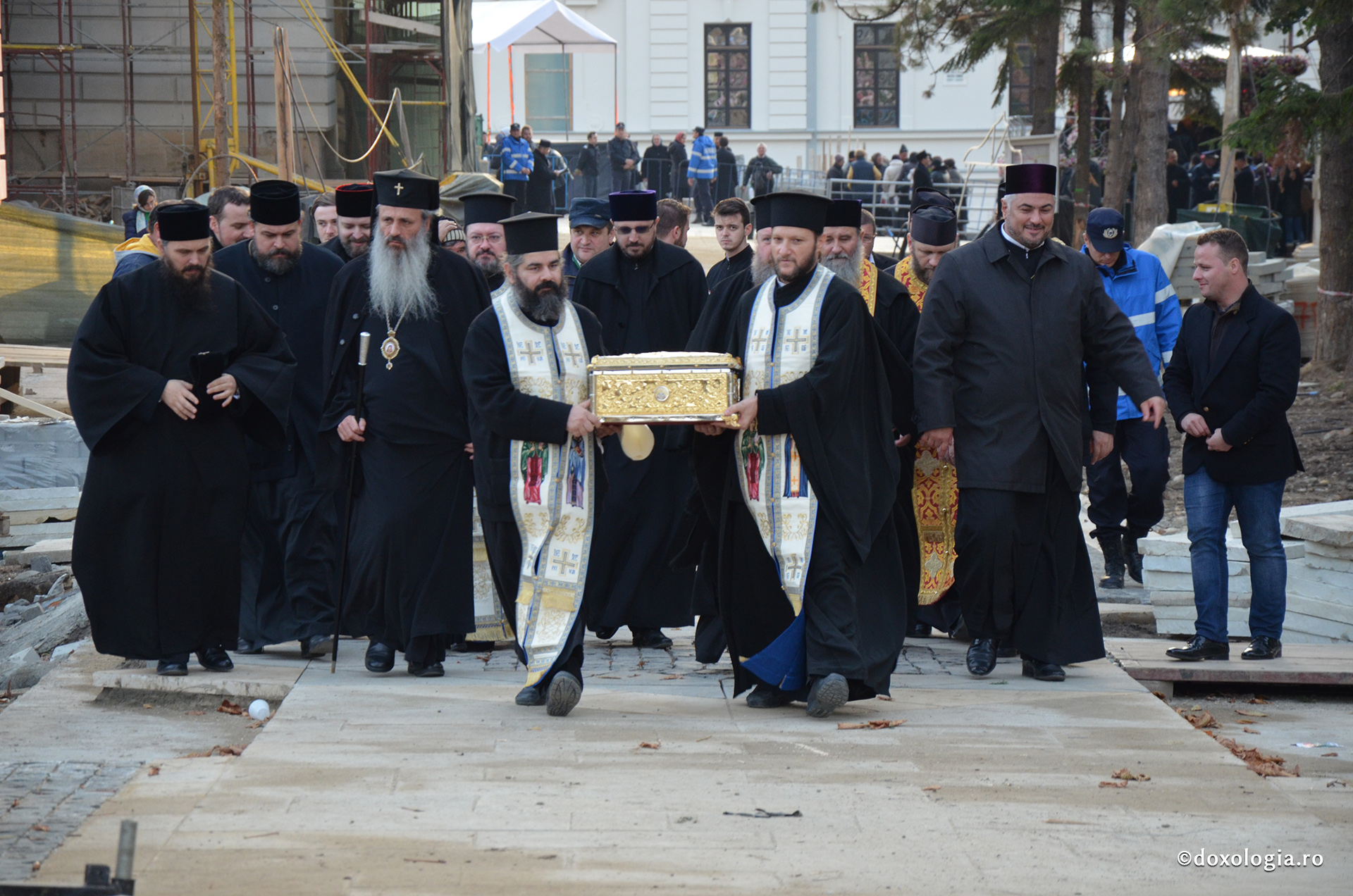 Pelerinii și-au luat rămas bun de la racla cu moaștele Sfântului Ioan Gură de Aur