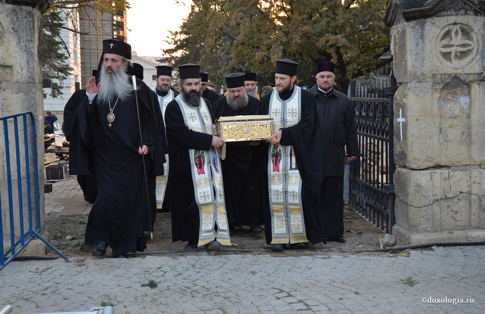 Pelerinii și-au luat rămas bun de la racla cu moaștele Sfântului Ioan Gură de Aur