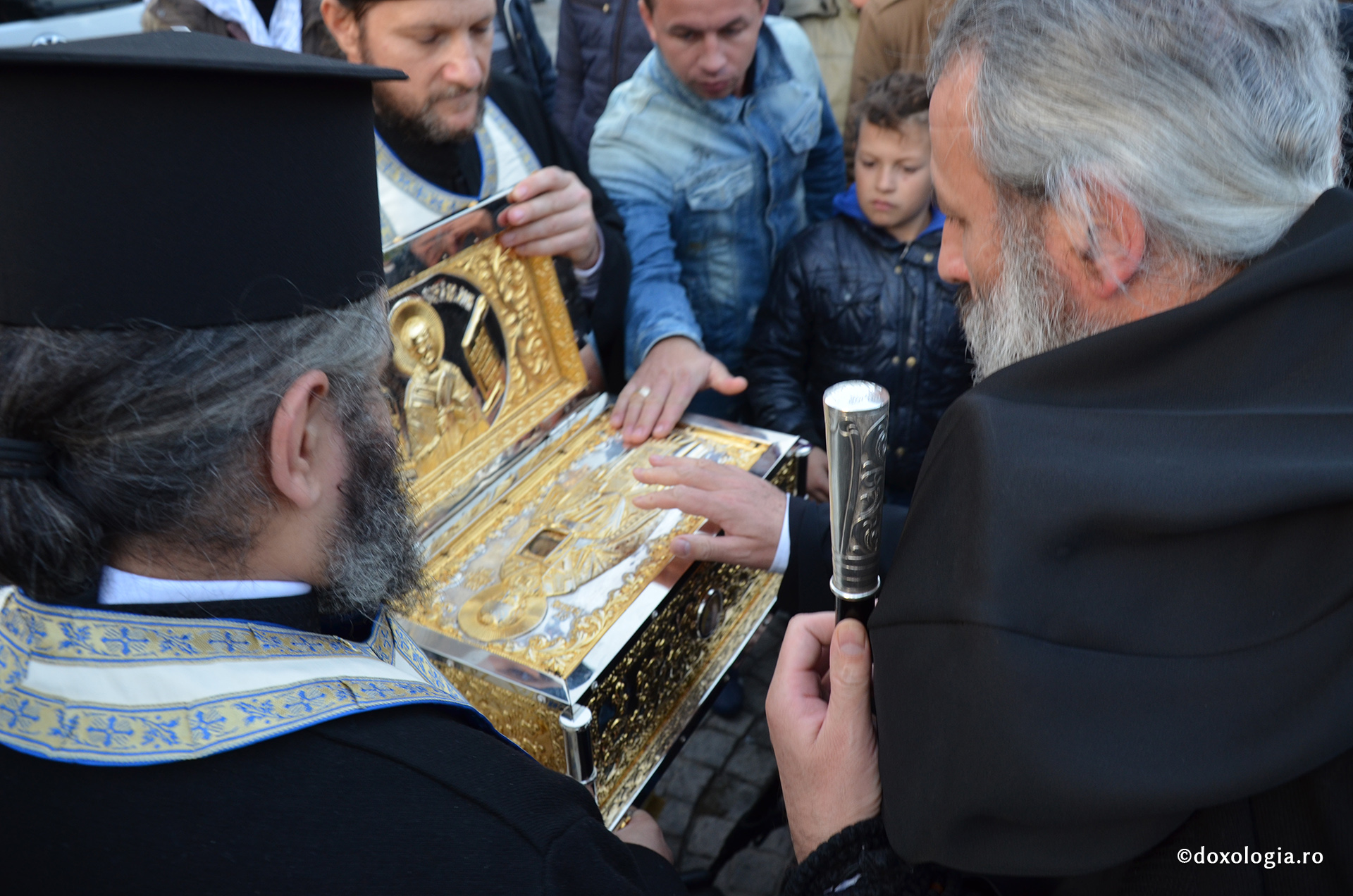 Pelerinii și-au luat rămas bun de la racla cu moaștele Sfântului Ioan Gură de Aur