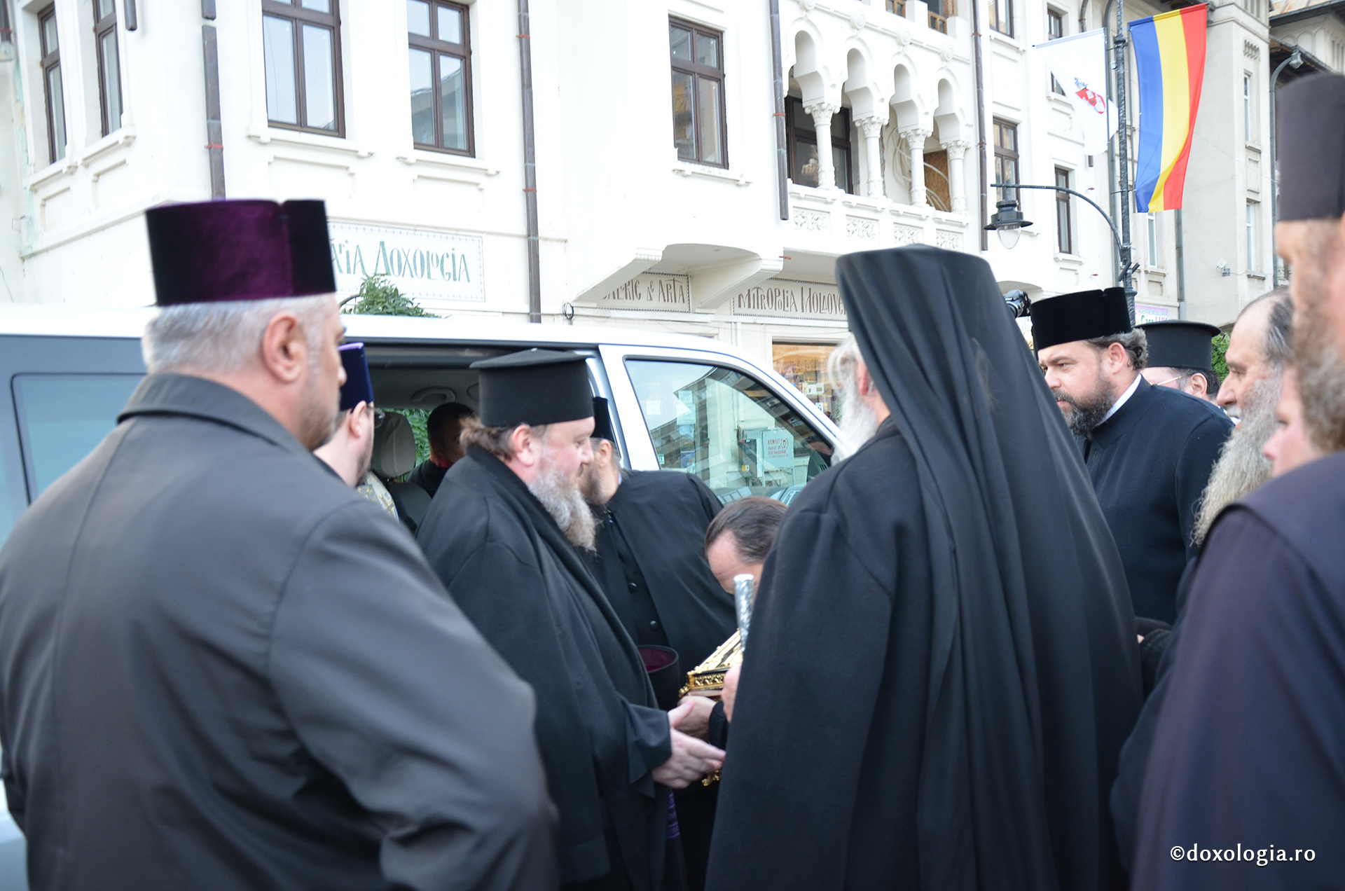 Pelerinii și-au luat rămas bun de la racla cu moaștele Sfântului Ioan Gură de Aur