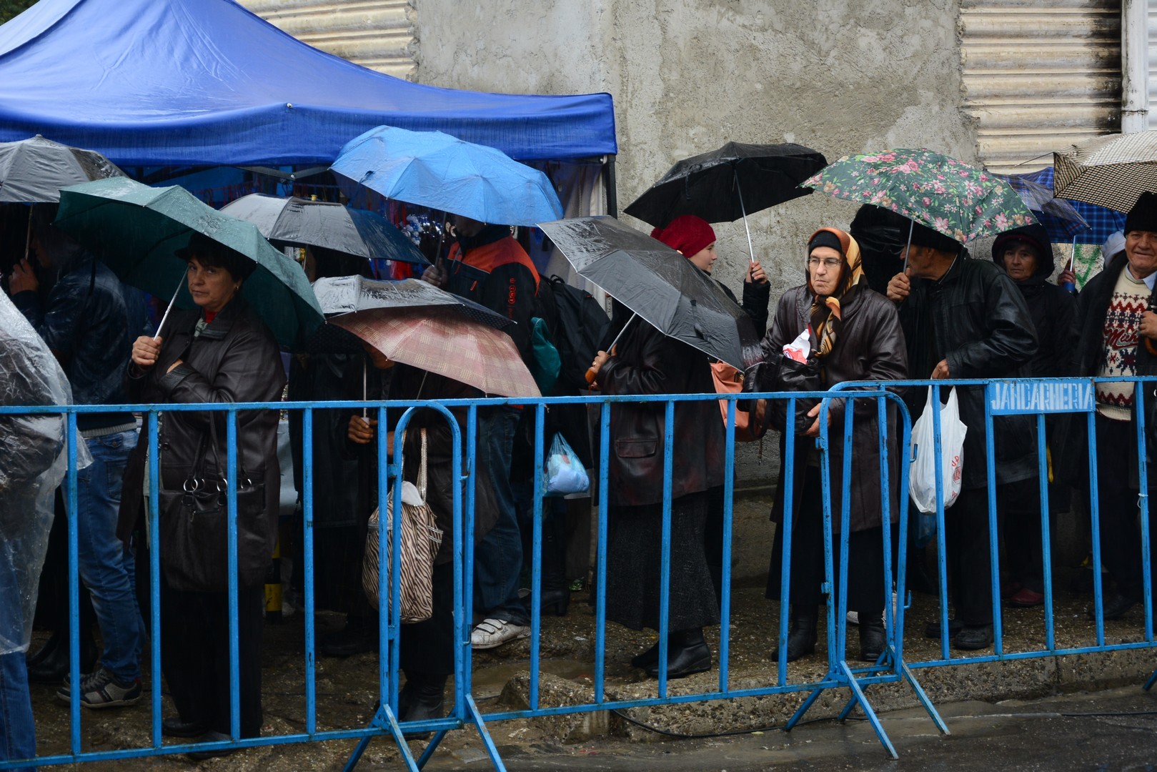 Pelerinii Sfintei Parascheva înfruntă frigul şi ploaia la Iaşi