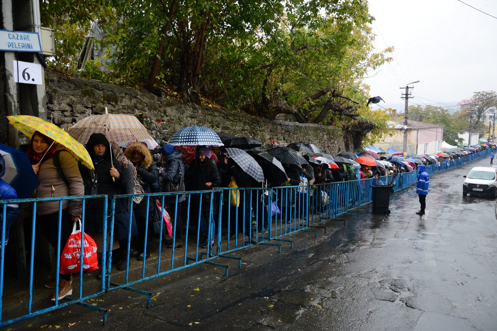 Pelerinii Sfintei Parascheva înfruntă frigul şi ploaia la Iaşi
