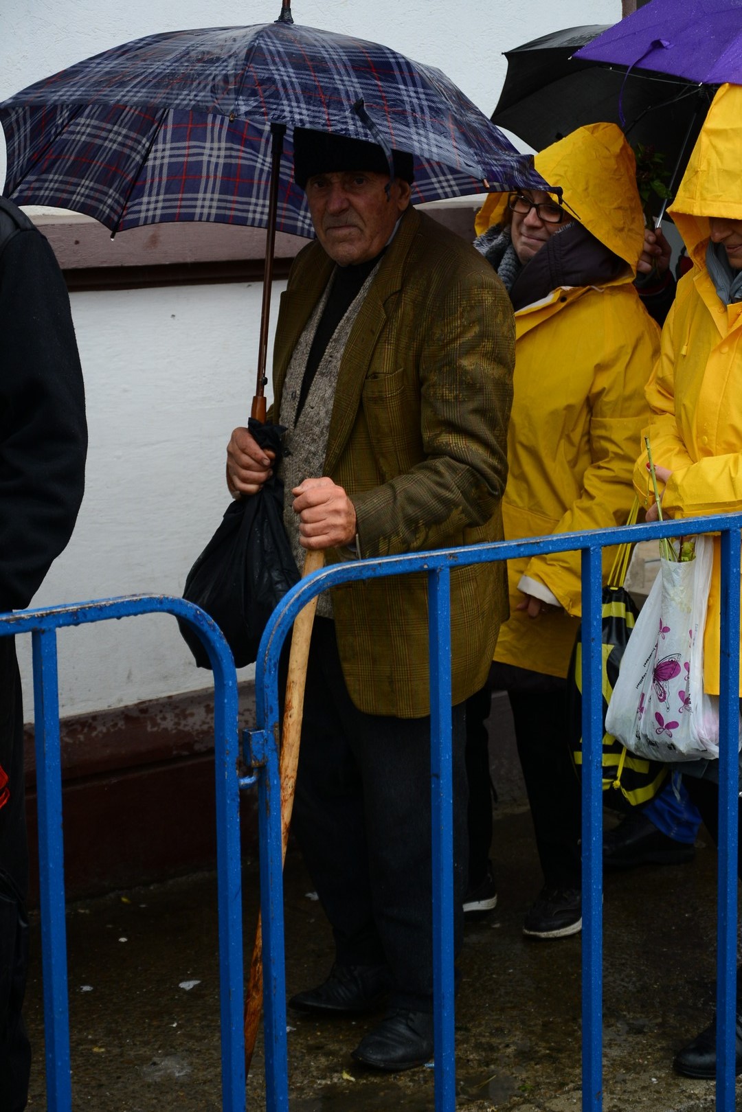 Pelerinii Sfintei Parascheva înfruntă frigul şi ploaia la Iaşi