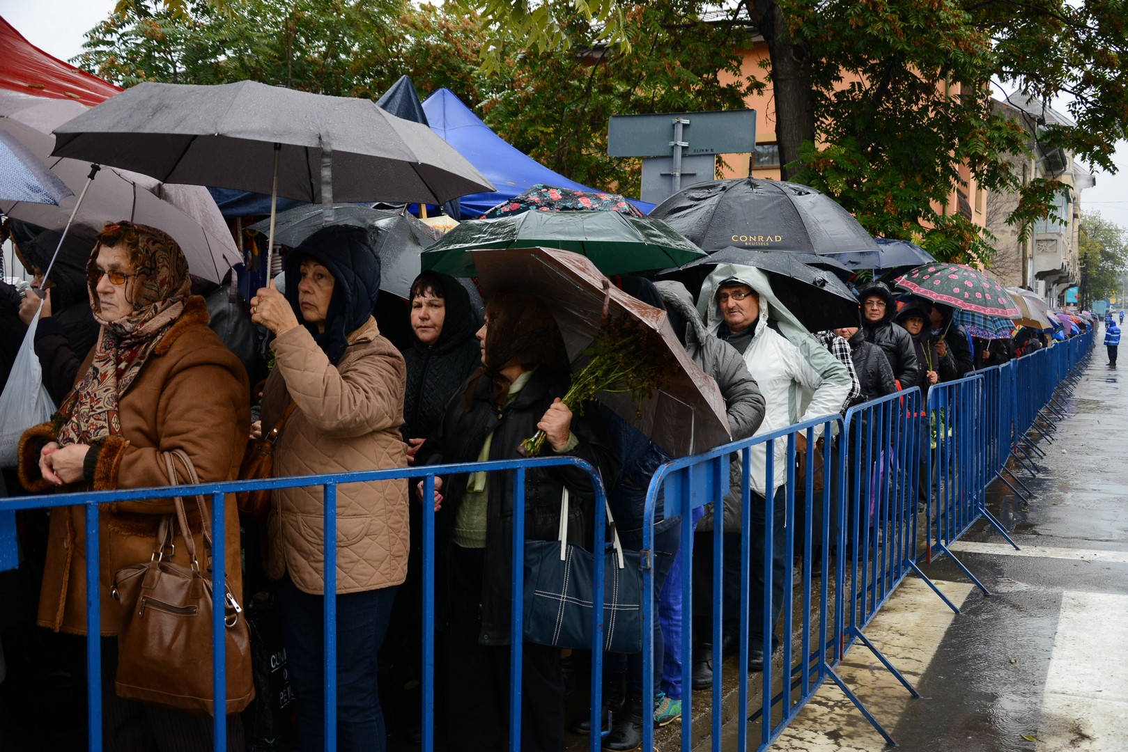 Pelerinii Sfintei Parascheva înfruntă frigul şi ploaia la Iaşi