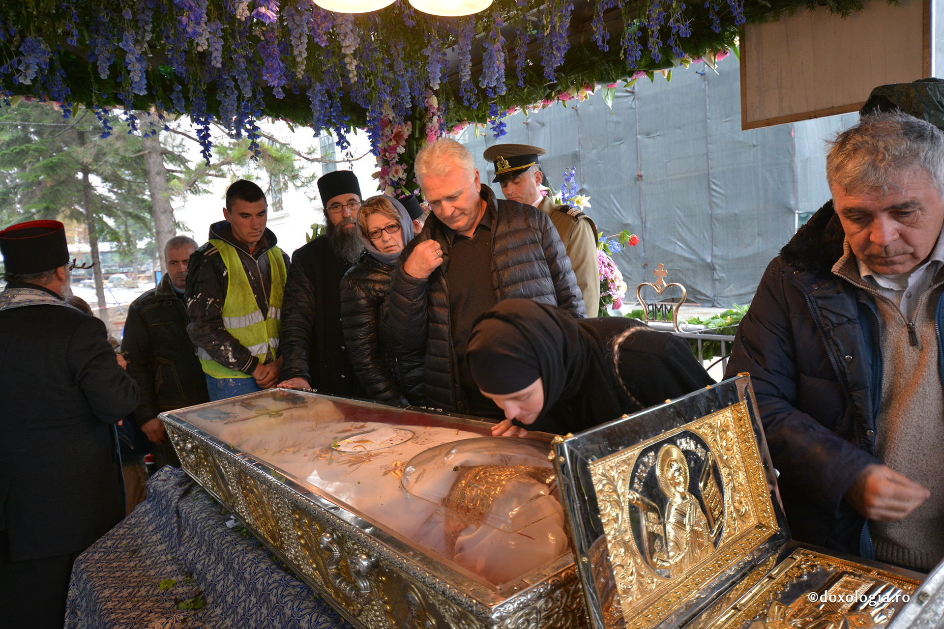 Din Los Angeles, la Iași – chemarea Sfintei Parascheva