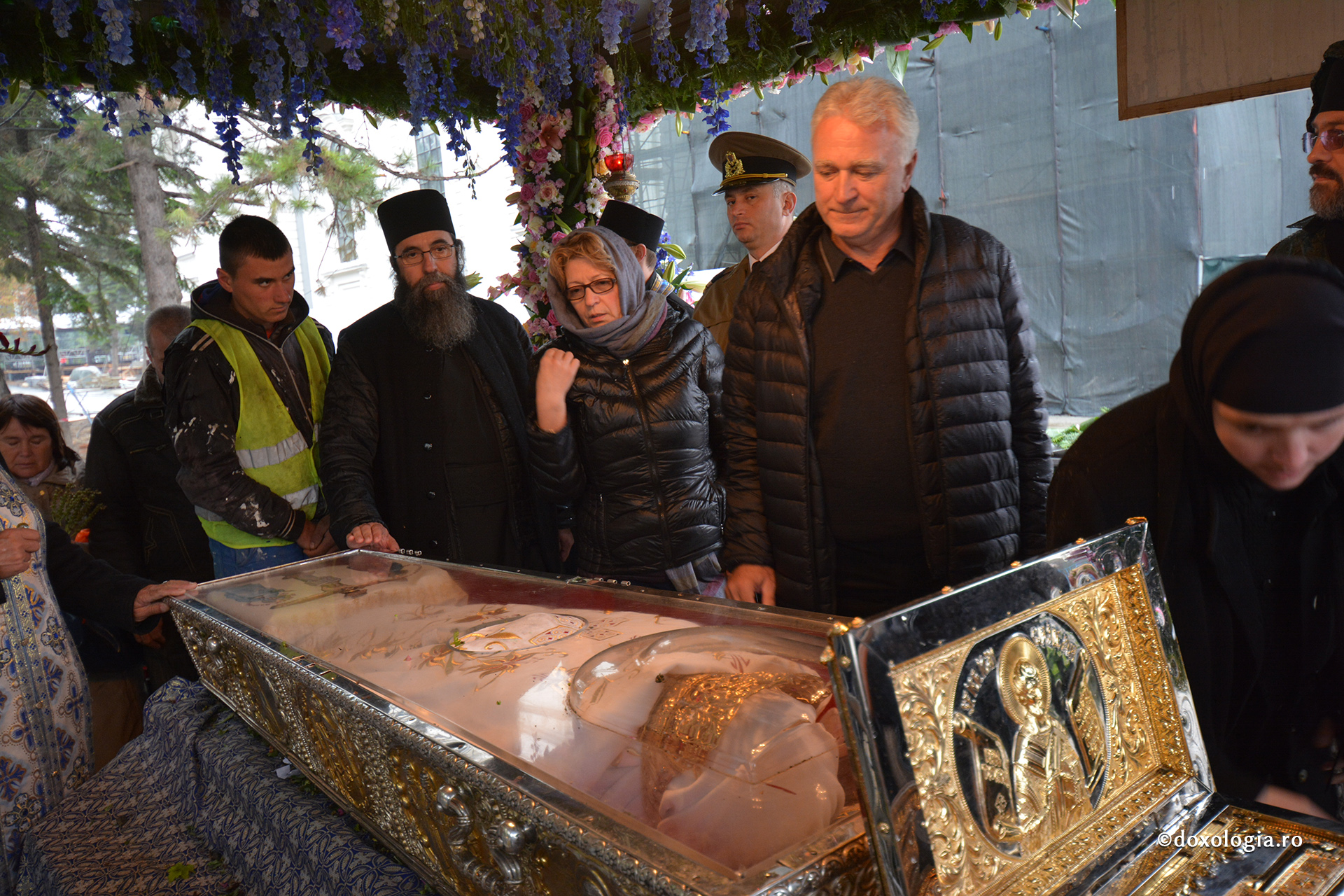 Din Los Angeles, la Iași – chemarea Sfintei Parascheva