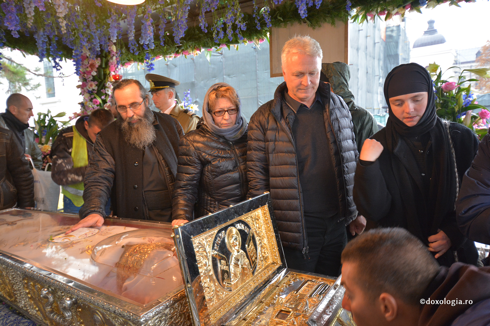 Din Los Angeles, la Iași – chemarea Sfintei Parascheva