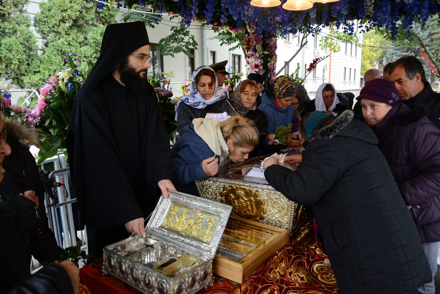 Pelerinii din Voluntari, la racla Sfintei Parascheva