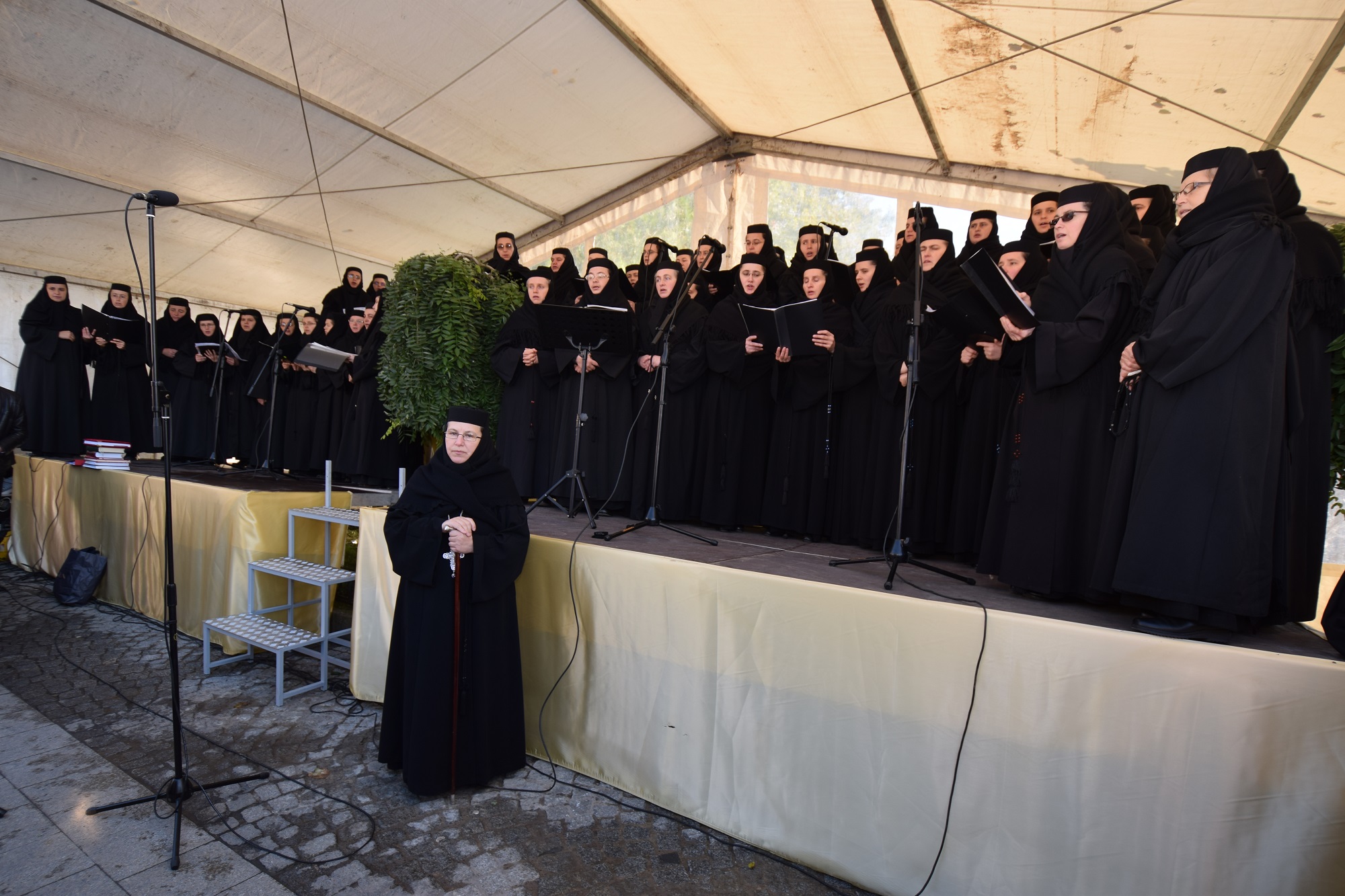 Foto: Tudorel Rusu 22 de ierahi și zeci de mii de credincioși, la hramul „Sfintei Ocrotitoare a Moldovei”