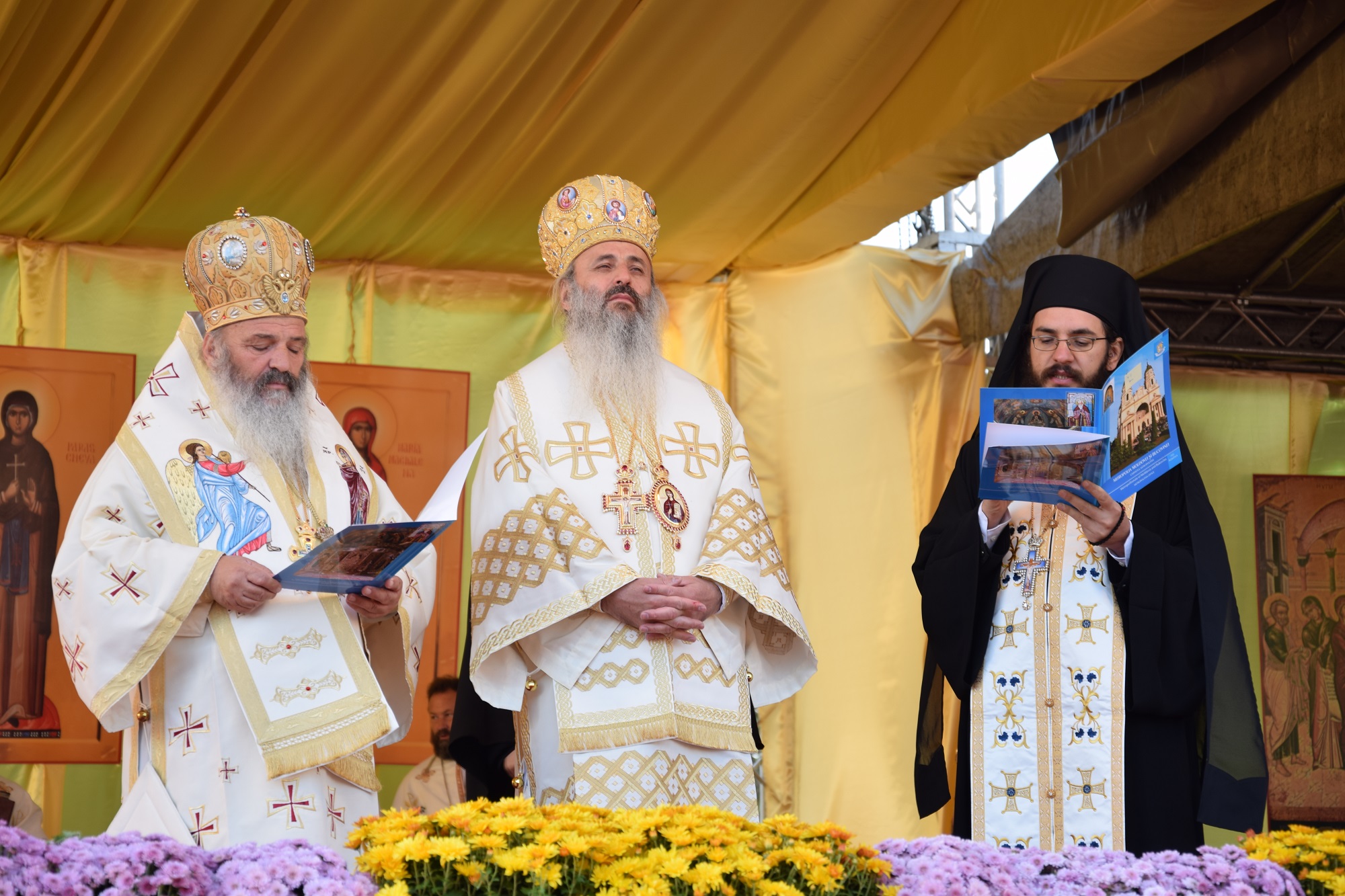 Foto: Tudorel Rusu 22 de ierahi și zeci de mii de credincioși, la hramul „Sfintei Ocrotitoare a Moldovei”