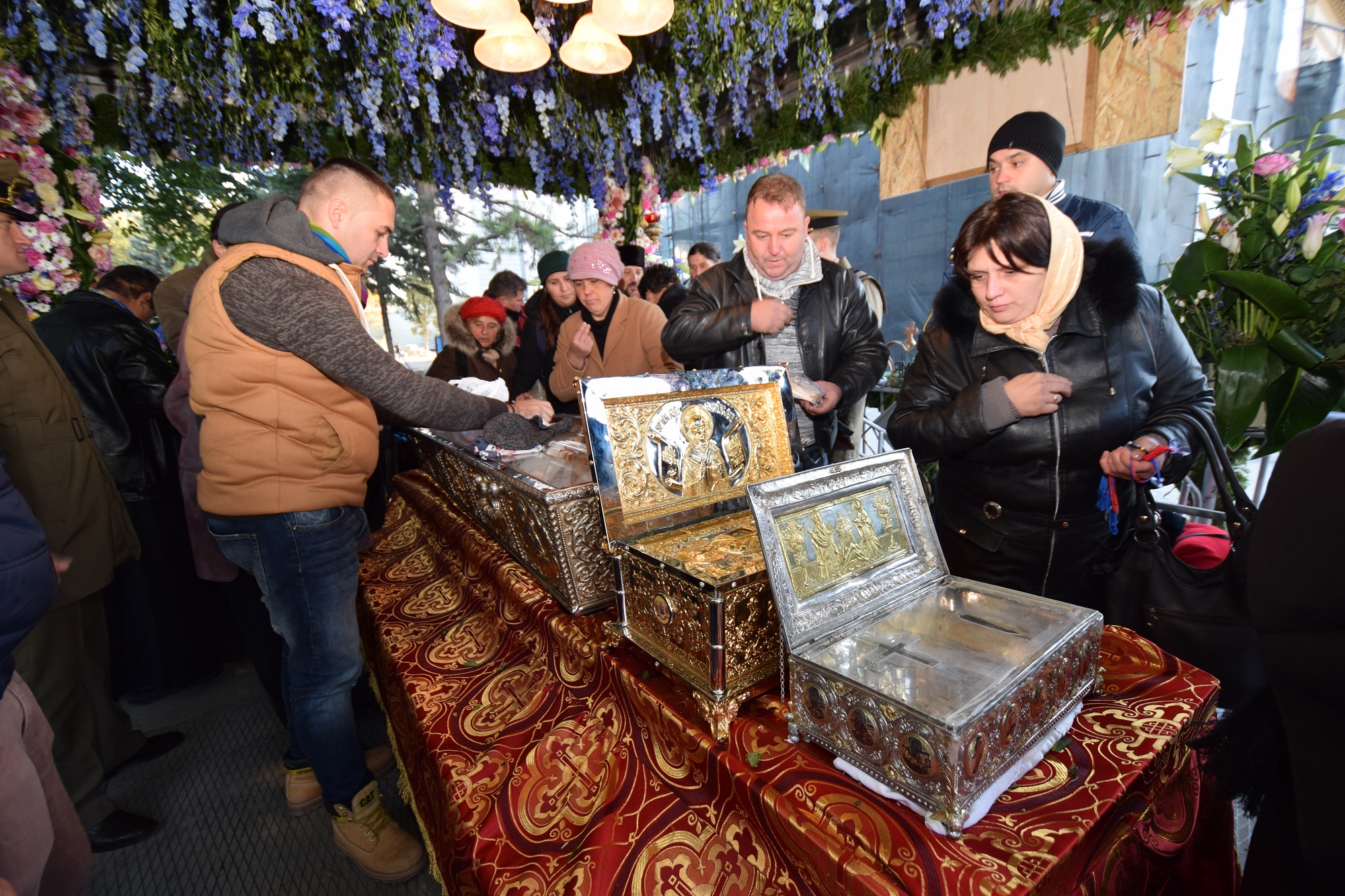 Foto: Tudorel Rusu 22 de ierahi și zeci de mii de credincioși, la hramul „Sfintei Ocrotitoare a Moldovei”