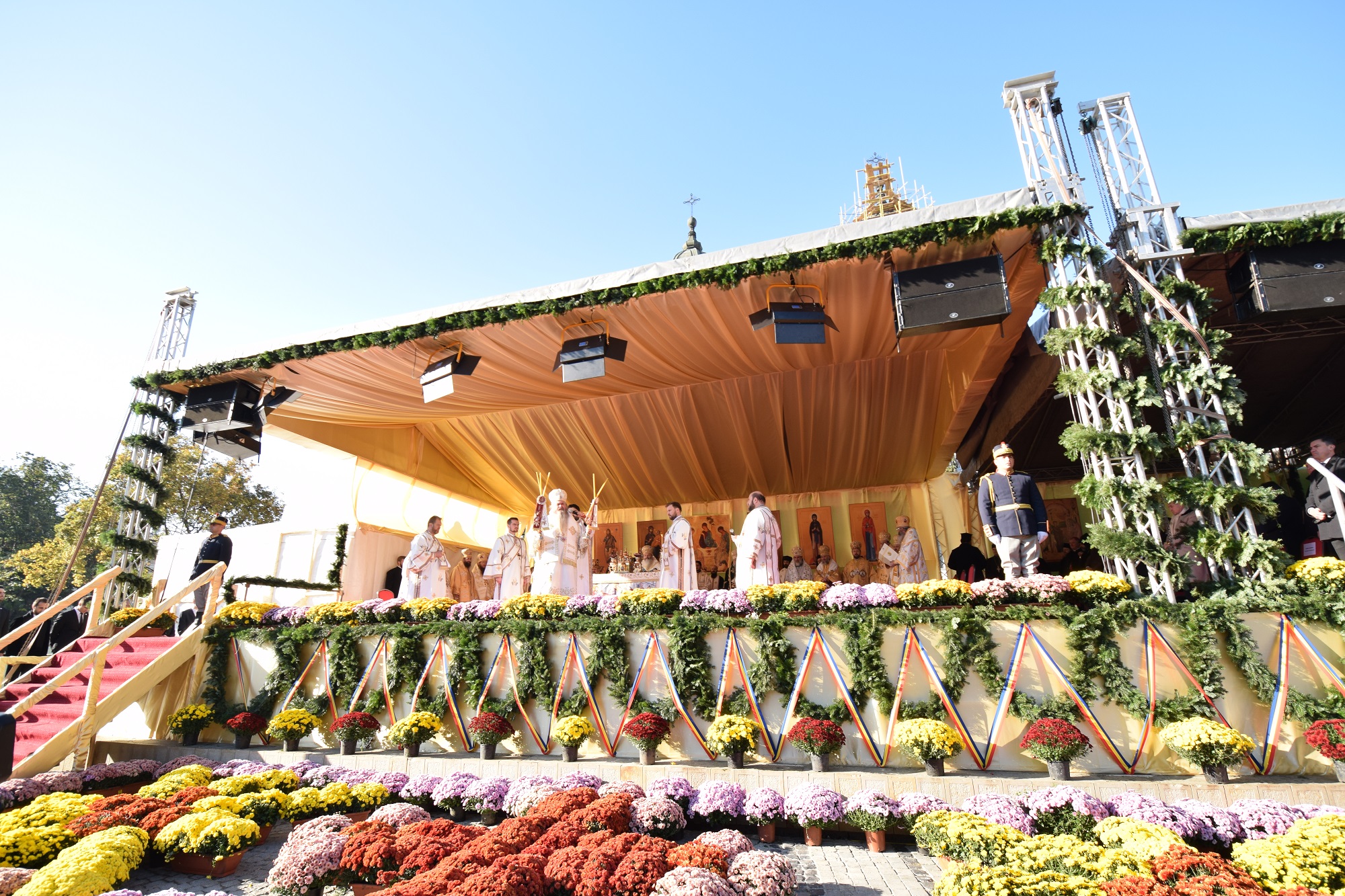 Foto: Tudorel Rusu 22 de ierahi și zeci de mii de credincioși, la hramul „Sfintei Ocrotitoare a Moldovei”