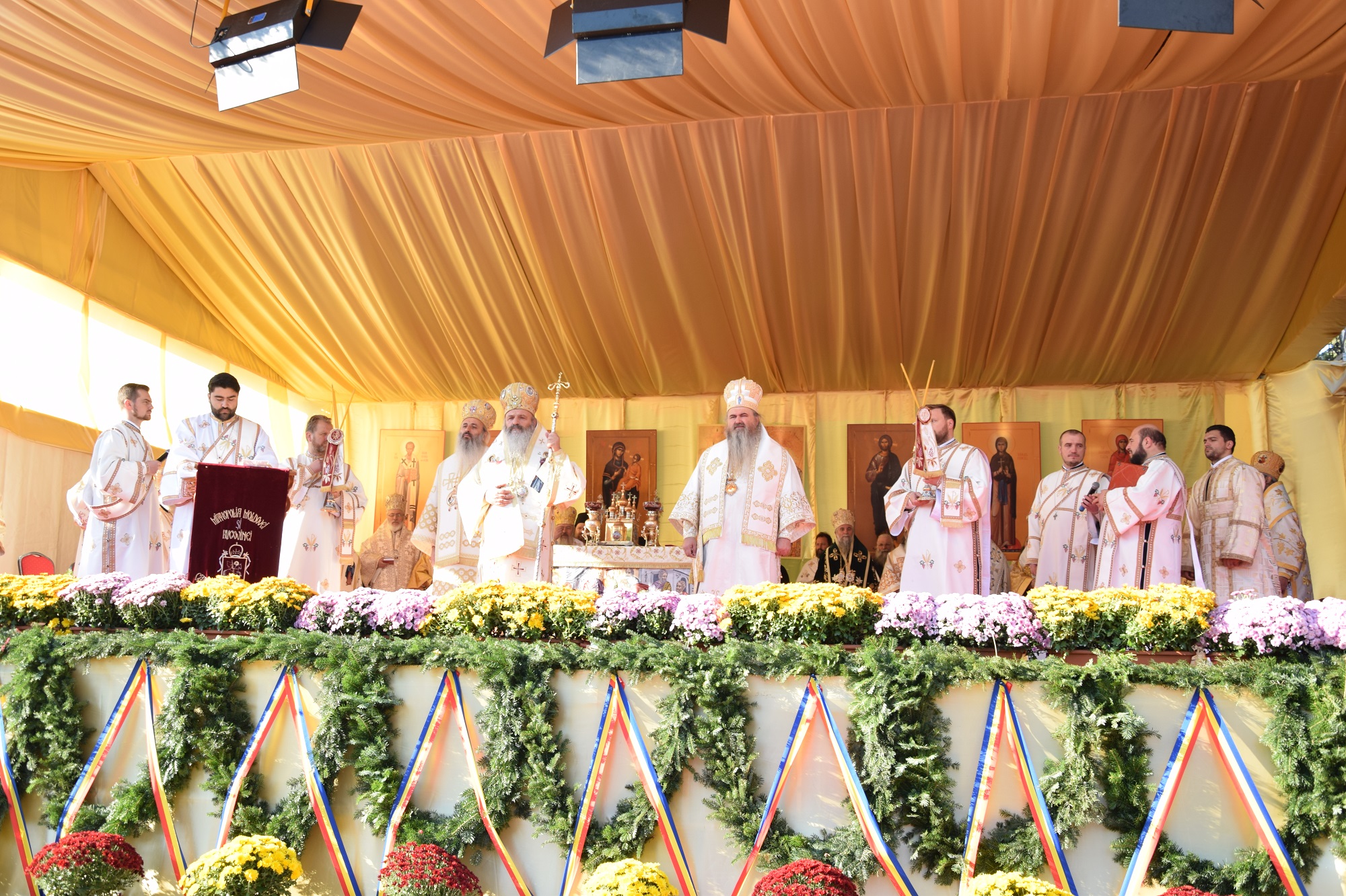 Foto: Tudorel Rusu 22 de ierahi și zeci de mii de credincioși, la hramul „Sfintei Ocrotitoare a Moldovei”