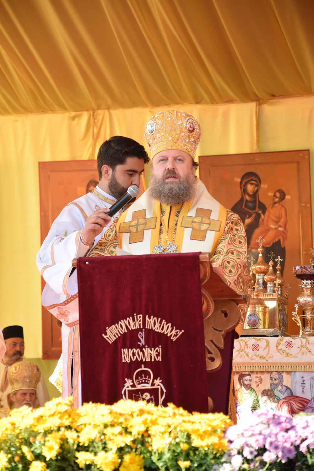 Foto: Tudorel Rusu 22 de ierahi și zeci de mii de credincioși, la hramul „Sfintei Ocrotitoare a Moldovei”