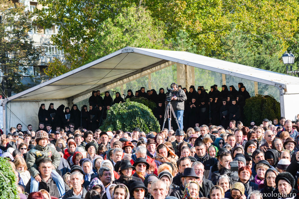 (Foto) Rugăciune și bucurie la Liturghia hramului Sfintei Parascheva, 2015
