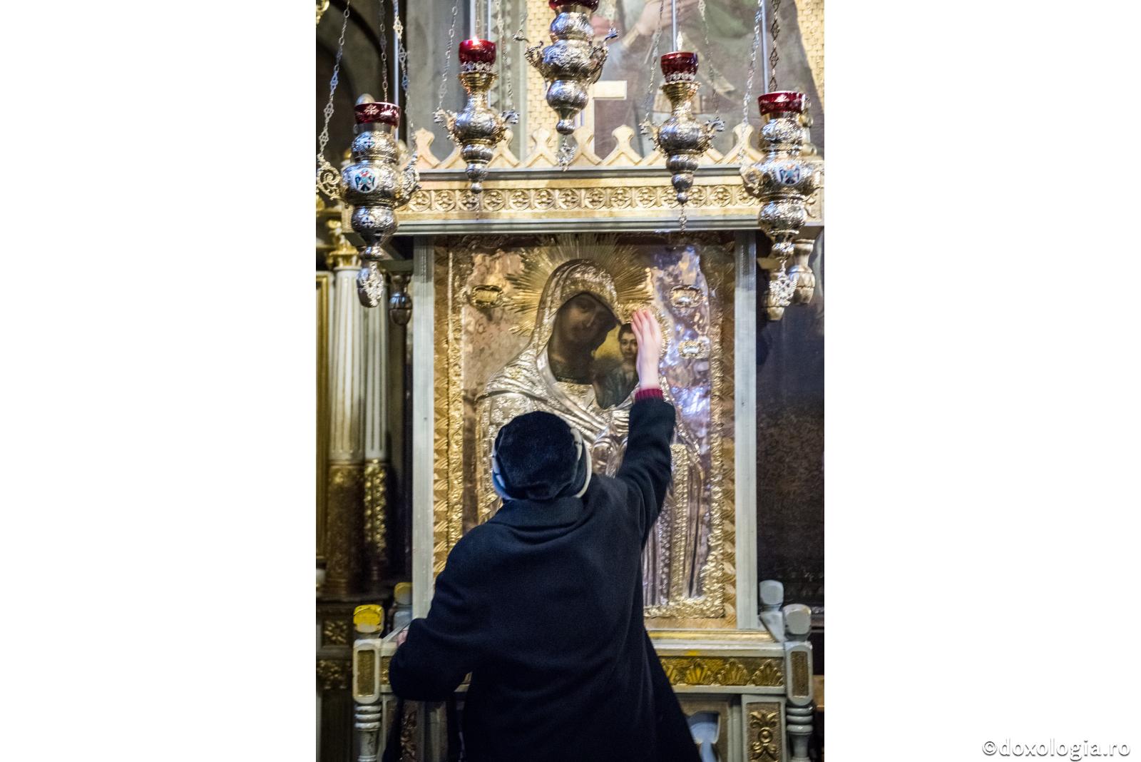 Rugăciunea în duh și adevăr înaintea icoanelor făcătoare de minuni