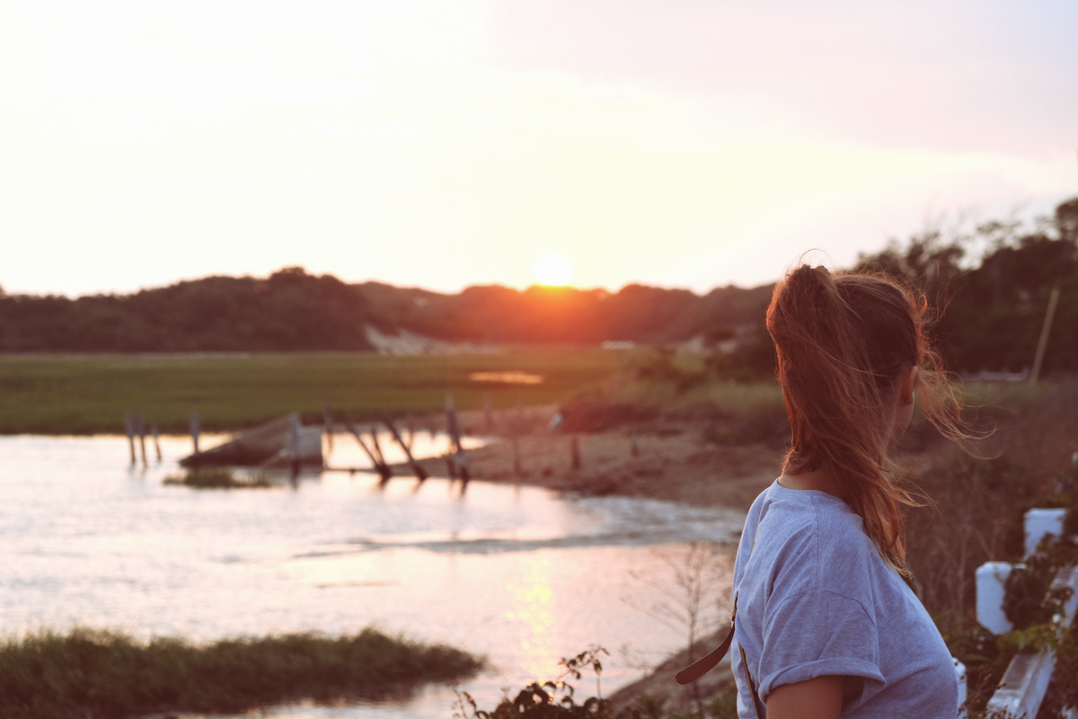 tânără privind în zare