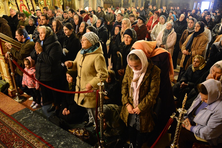 „Sfânta Parascheva şi Sfânta Maria Magdalena ne chemă să ne întâlnim cu Mântuitorul Hristos”
