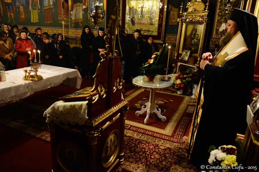 Trei ierarhi la hramul Bisericii „Sfânta Parascheva” din Iaşi