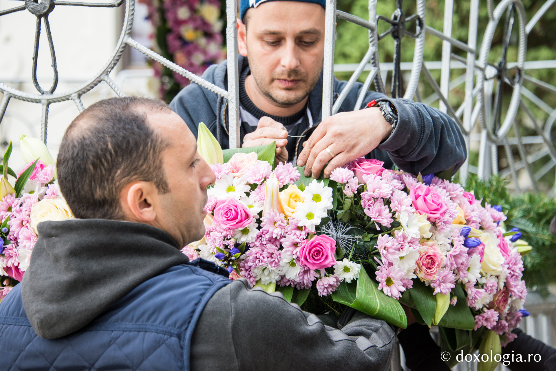 Împodobirea baldachinului Sfintei Cuvioase Parascheva - galerie FOTO