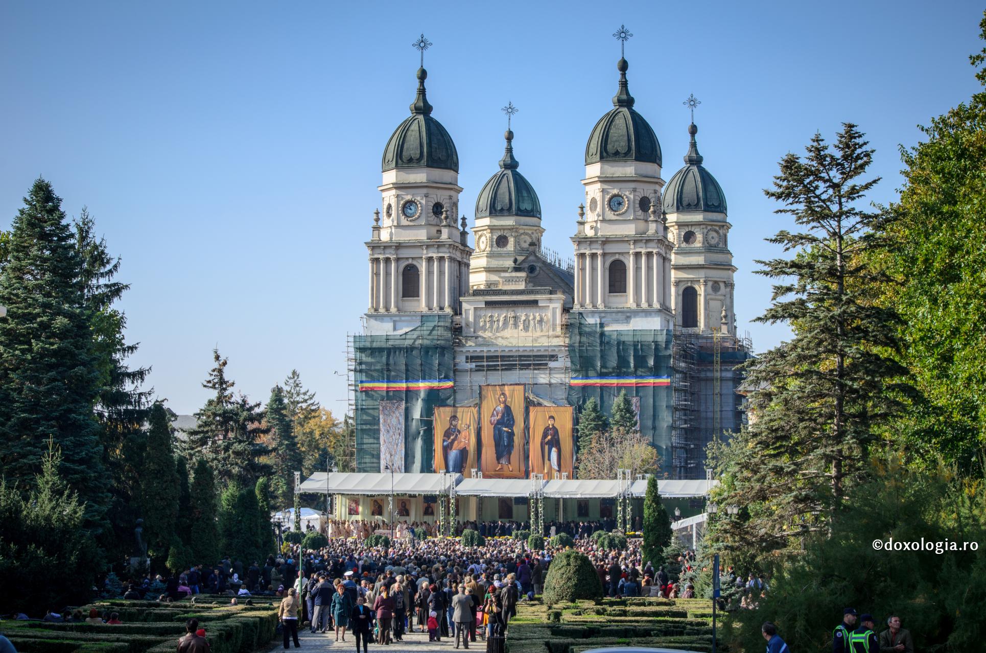Soborul de ierarhi care oficiază Sfânta Liturghie la Hramul Sfintei Cuvioase Parascheva