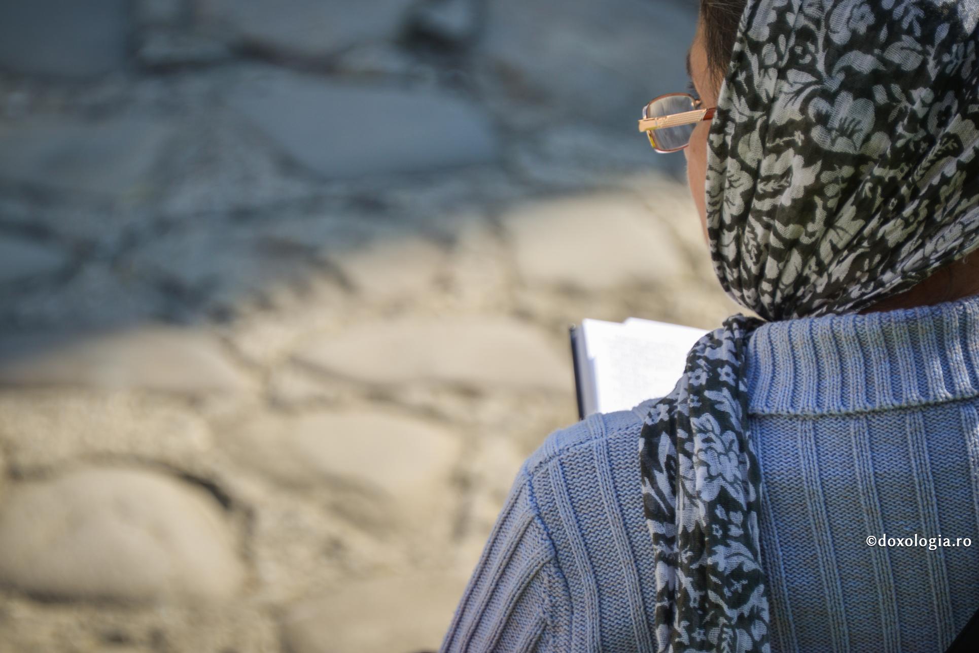 femeie cu carte de rugăciuni în mână