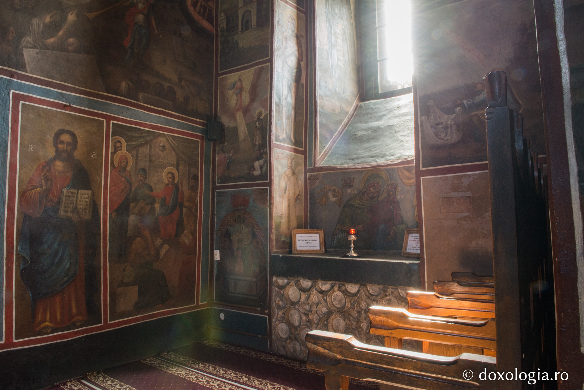 Mormântul Doamnei Maria, soția voievodului Ștefan Lăcustă, al lui Alexăndrel și al Domniței Ana, fiii lui Ștefan cel Mare/ Foto: Ștefan Cojocariu Necropola domnească de la Mănăstirea Bistrița nemțeană